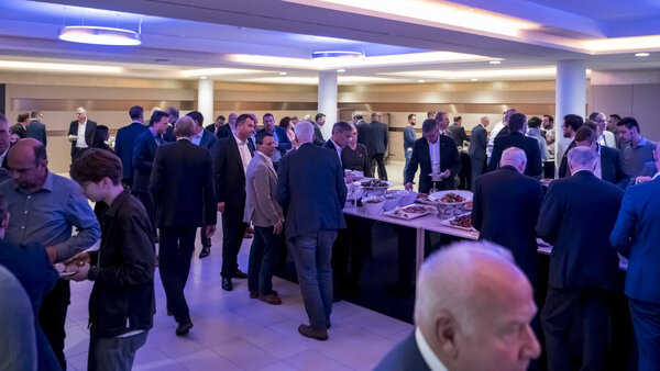 07.02.2023, Elektrotechnik 2023, Eröffnungsfeier, Goldsaal, Empfang, Impressionen, Gesprächsszene