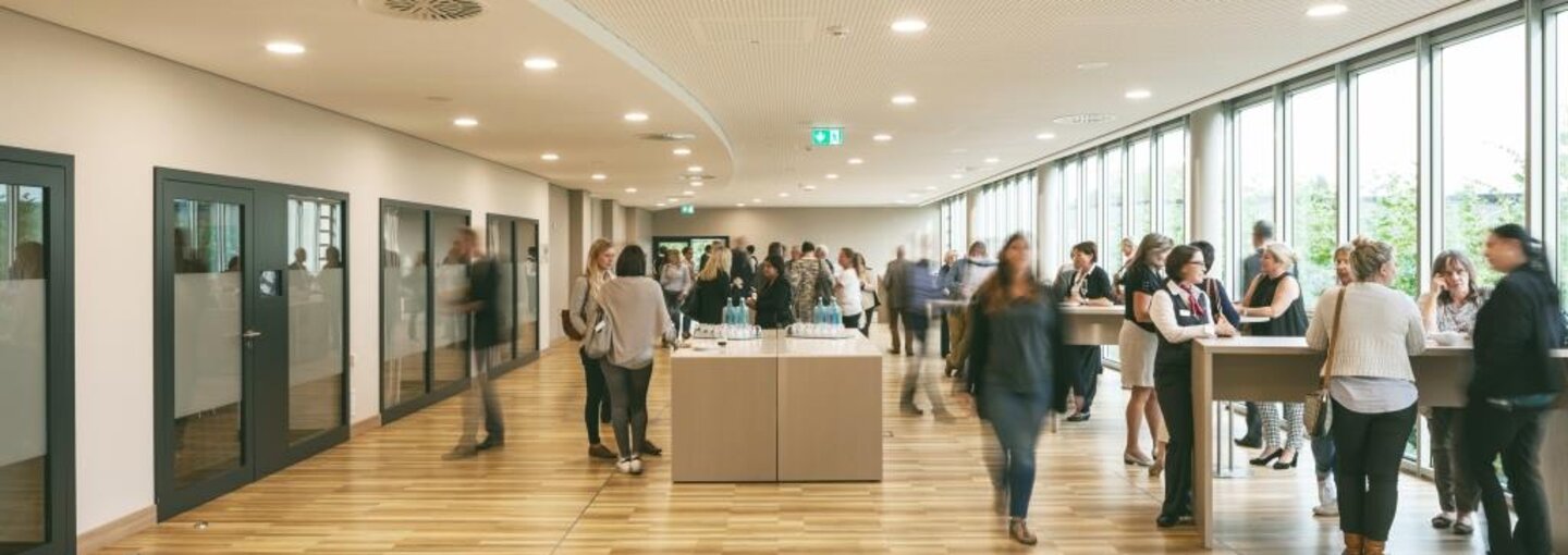 Buffet im Panorama-Forum des Kongresszentrums Dortmund mit Blick auf den Rosengarten 