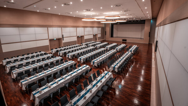 Festlich gedeckter Goldsaal im Kongresszentrum Dortmund mit Bankettbestuhlung.