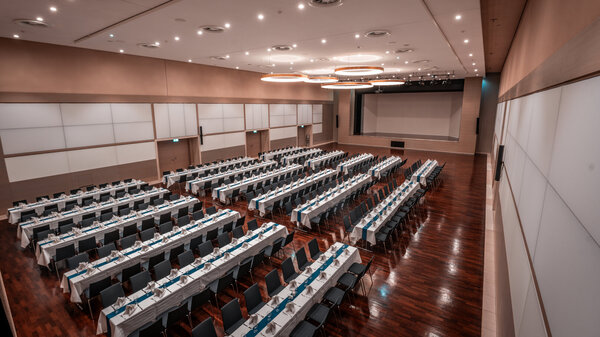 Festlich gedeckter Goldsaal im Kongresszentrum Dortmund mit Bankettbestuhlung.