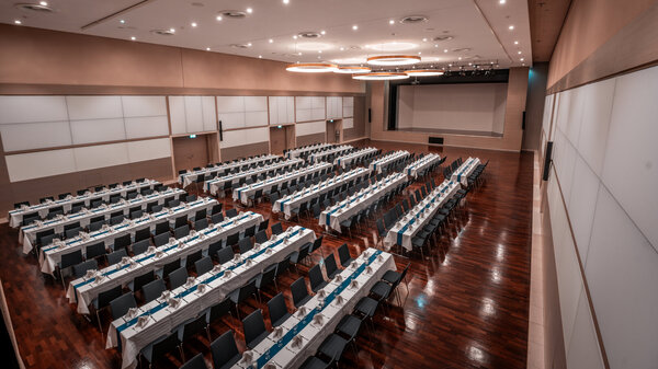 Festlich gedeckter Goldsaal im Kongresszentrum Dortmund mit Bankettbestuhlung.