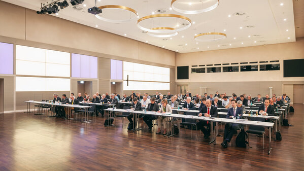 Saalvermietung, Catering, Hotellerie, sowie Rahmenprogramm und professionelle Organisation