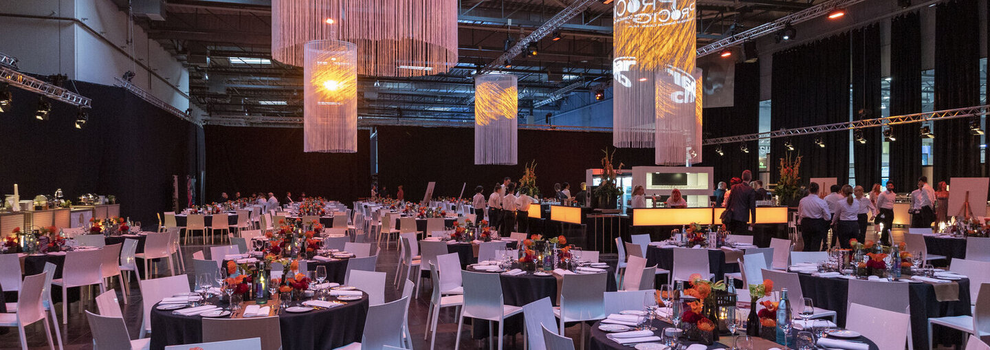 Abendveranstaltung der InterTabac in der abgeteilten Halle 3 – mit festlicher Galabestuhlung und großen Deckenleuchten