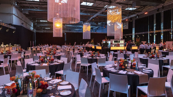 Abendveranstaltung der InterTabac in der abgeteilten Halle 3 – mit festlicher Galabestuhlung und großen Deckenleuchten