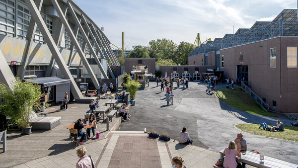 Innenhof der Messe Dortmund zwischen Halle 4 und Halle 7 mit Grünflächen.