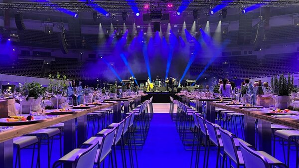 16.02.2024 Continentale Agentur-Forum in der Westfalenhalle. Abendveranstaltung mit Bühne. Festlich gedeckte Tische mit Dekoration.