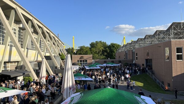 02.06.2023 Sommerfest des Klinikum Dortmund in Innenhof der Messe Dortmund mit Sonnenschirmen und Foodständen.